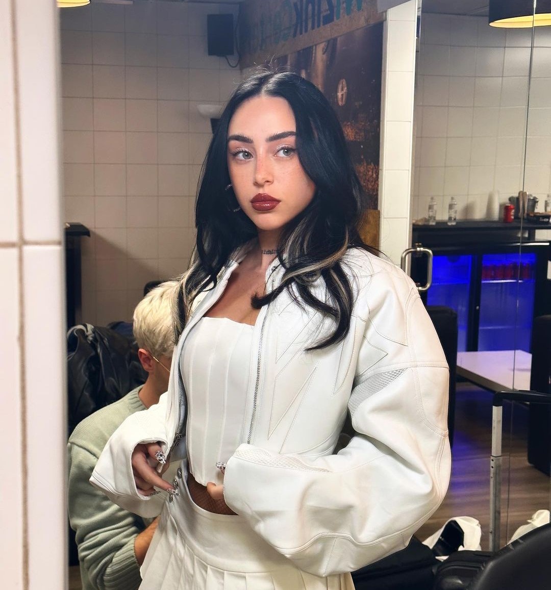 Nicki Nicole reacciona a los 'cachos' de Peso Pluma 1 Nicki Nicole reacciona a los 'cachos' de Peso Pluma Nicki Nicole revela que se enteró de los 'cachos' de Peso Pluma a través del video difundido en redes sociales.