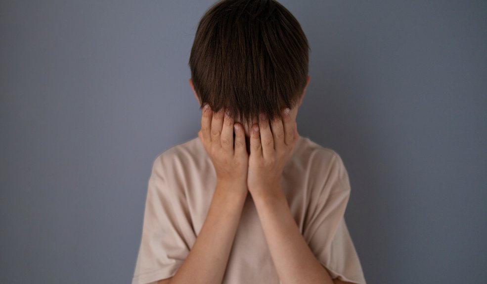 Niño casi pierde un dedo en un colegio de Bogotá: estaría siendo víctima de matoneo 6 Niño casi pierde un dedo en un colegio de Bogotá: estaría siendo víctima de matoneo Una familia denunció que un menor de 11 años, al parecer, está siendo víctima de matoneo y ha sufrido varias agresiones en un colegio de Bogotá. En el más reciente caso, casi pierde uno de sus dedos.