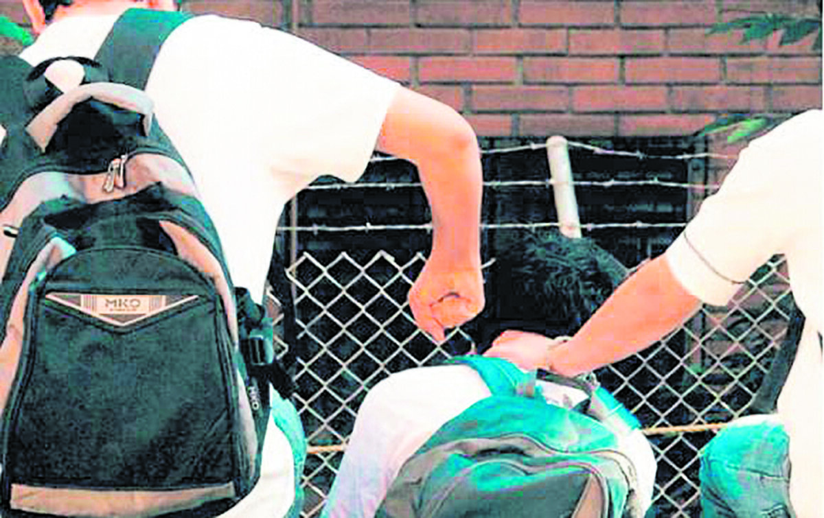 Niño casi pierde un dedo en un colegio de Bogotá: estaría siendo víctima de matoneo Una familia denunció que un menor de 11 años, al parecer, está siendo víctima de matoneo y ha sufrido varias agresiones en un colegio de Bogotá. En el más reciente caso, casi pierde uno de sus dedos.