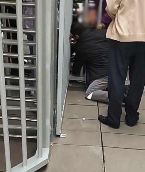 EN VIDEO: Niño de 5 años quedó atrapado en torniquete de TransMilenio Recientemente se conoció el caso de una perrita que duró varias horas atrapada en un torniquete anticolados de TransMilenio; esta vez el turno fue para un menor de 5 años.