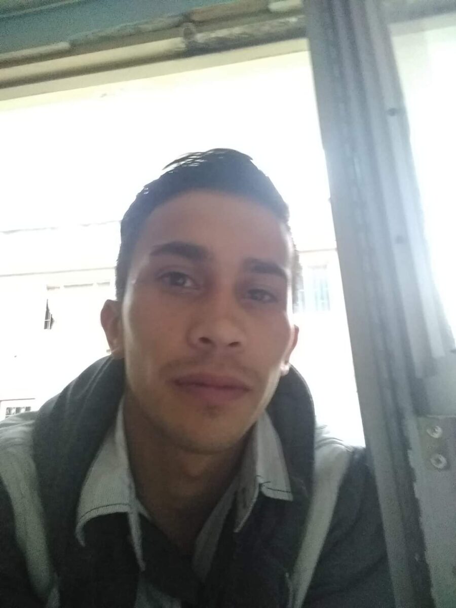 Ataque a bala cobró la vida de Yéfersson en Bosa A plena luz del día y a pocos metros de donde se perpetró el doble crimen de este fin de semana en Bosa, fue baleado Yéfersson Guiza, de 26 años. Les contamos los detalles del ataque sicarial.