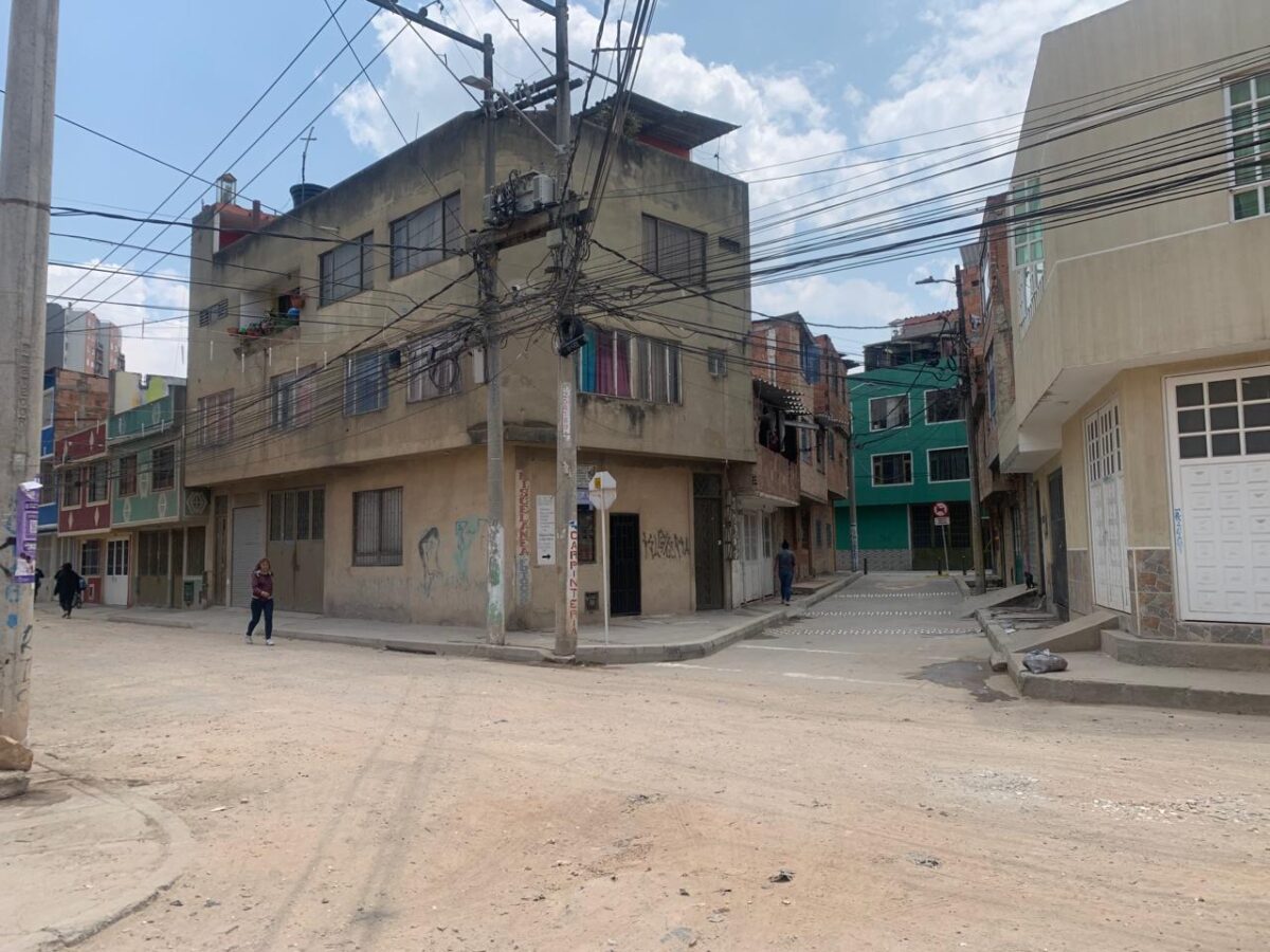 Ataque a bala cobró la vida de Yéfersson en Bosa A plena luz del día y a pocos metros de donde se perpetró el doble crimen de este fin de semana en Bosa, fue baleado Yéfersson Guiza, de 26 años. Les contamos los detalles del ataque sicarial.