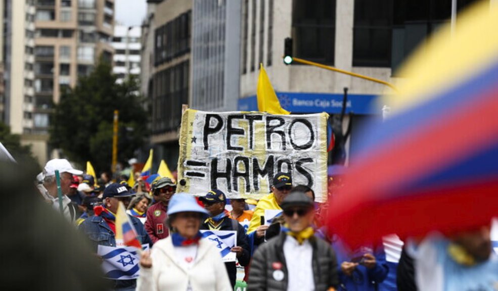 Opositores del gobierno Petro convocan a marchas el próximo 6 de marzo La convocatoria promovida en redes sociales se desarrolla bajo el lema "Las mil razones para decir no más Petro". Aunque por el momento no se han definido puntos de encuentro ni horarios, se dice que se pretende defender el supuesto "deterioro de la democracia, la economía, la seguridad y la salud en el país".