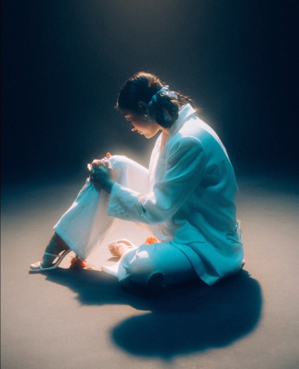 Pau Mor desnuda su alma con '2 Extraños (Te Extraño)' Con una letra que toca el corazón roto, Pau Mor nos lleva a un viaje emocional con su última canción, '2 Extraños (Te Extraño)', la primera balada de su carrera que transmite la desolación de un amor perdido.