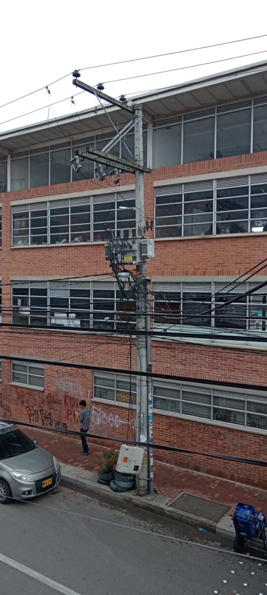 Peligro por caída de caja de electricidad en Engativá 1 Peligro por caída de caja de electricidad en Engativá Q'HUBO pudo conocer que los vecinos del barrio Boyacá Real, de la localidad de Engativá se encuentran preocupados por la caída de una caja de electricidad en una zona escolar. Esperan que la empresa de energía les brinde una pronta solución.