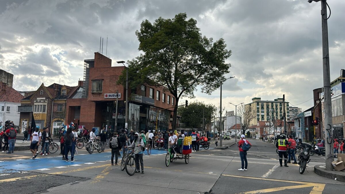 Periodista y camarógrafo fueron agredidos durante una manifestación en Bogotá En la tarde de este viernes se presentaron algunas manifestaciones en el centro-oriente de la capital. Durante la jornada, el equipo periodístico de Red+ fue golpeado.
