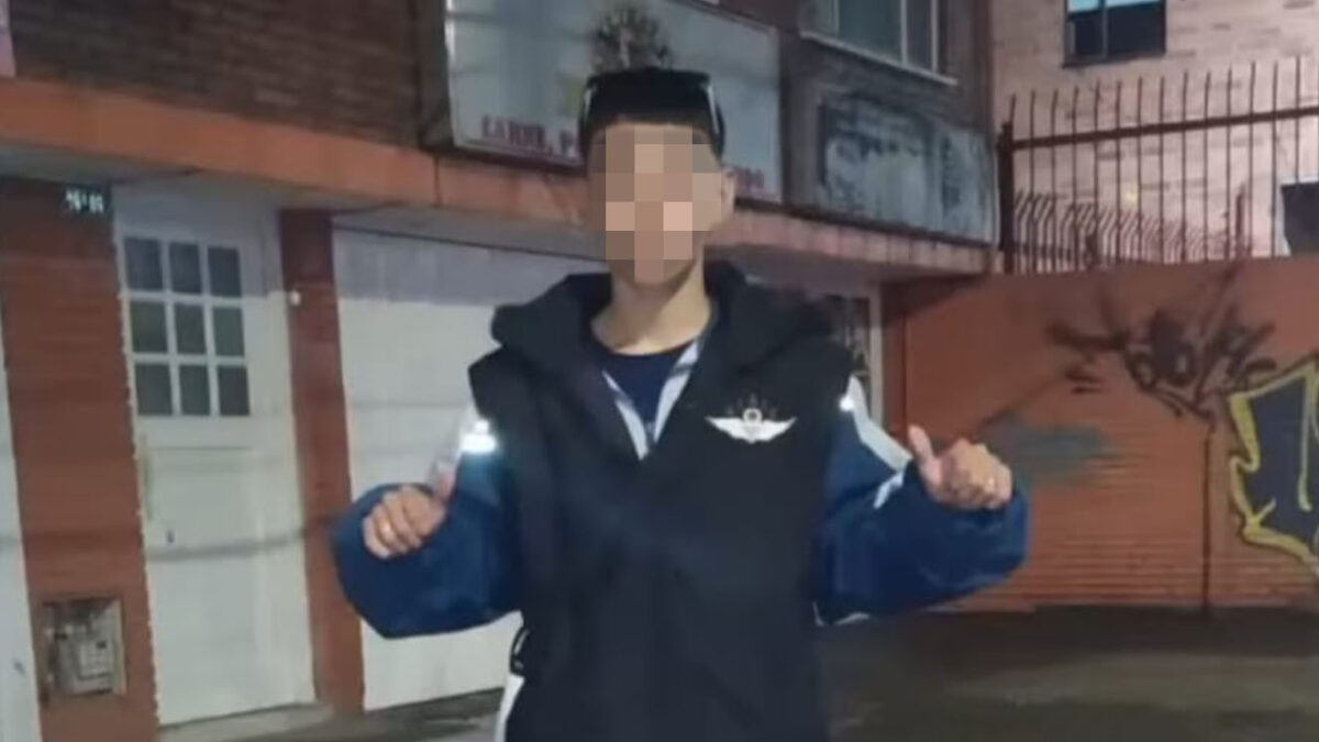 Infame crimen de Andrés Felipe en Engativá: su familia pide justicia En medio de las lágrimas, el desconsuelo y la incertidumbre por no tener claridad total sobre lo que en realidad pasó la madrugada de este domingo, la familia y allegados de Andrés Felipe Duque Oliveros (16 años) se reunieron ayer para darle el último adiós al joven, quien fue víctima de un crimen que les quitó la tranquilidad a los habitantes del barrio Tabora (Engativá).