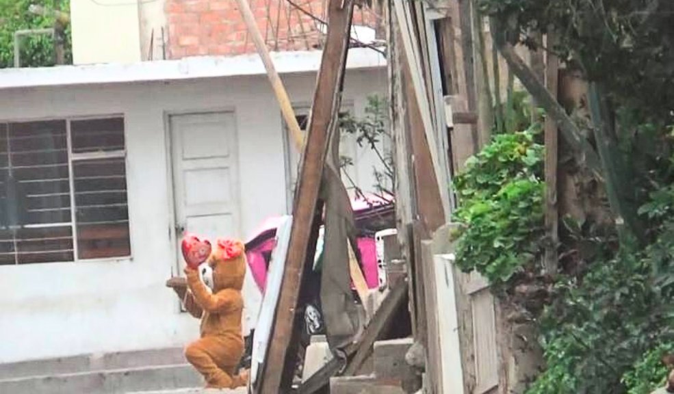 Policía se disfrazó de oso gigante de San Valentín para atrapar a delincuente 7 Policía se disfrazó de oso gigante de San Valentín para atrapar a delincuente El tierno oso de peluche esperó pacientemente hasta que la mujer salió de su escondite, momento en el cual se procedió a la detención.