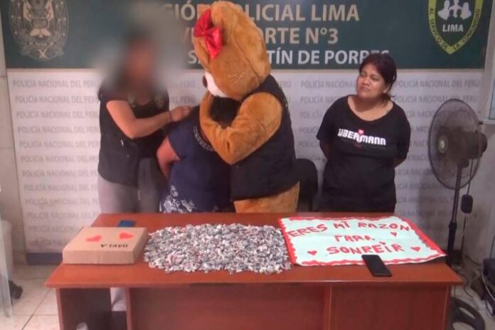 Policía se disfrazó de oso gigante de San Valentín para atrapar a delincuente 1 Policía se disfrazó de oso gigante de San Valentín para atrapar a delincuente El tierno oso de peluche esperó pacientemente hasta que la mujer salió de su escondite, momento en el cual se procedió a la detención.