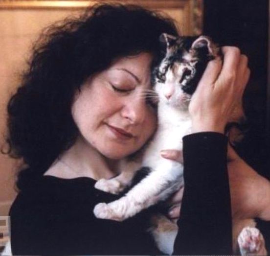 Por esta razón se les dice 'Karen' a los dueños de los gatos 2 Por esta razón se les dice 'Karen' a los dueños de los gatos Popularmente se les llama 'Karen' a los dueños de los 'michis', pero ¿de dónde viene este apodo? En conmemoración al Día del Gato, le contamos la heroica historia que hay detrás de este nombre.