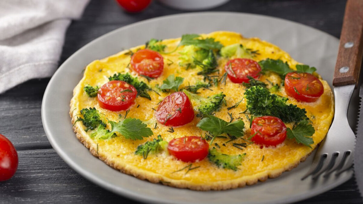 Prepárase un omelette con todos los poderes En la búsqueda de opciones de desayuno creativas y saludables, la pizza de huevo emerge como una alternativa sabrosa y nutritiva.