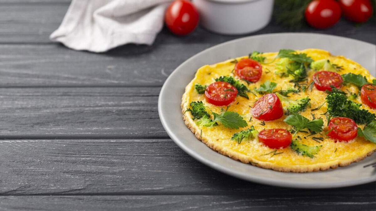 Prepárase un omelette con todos los poderes 1 Prepárase un omelette con todos los poderes En la búsqueda de opciones de desayuno creativas y saludables, la pizza de huevo emerge como una alternativa sabrosa y nutritiva.