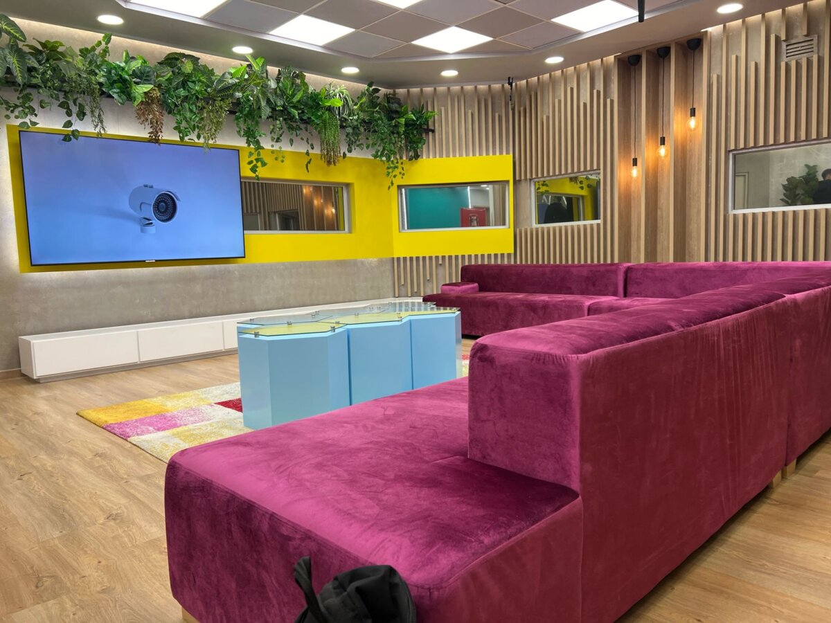 Q'HUBO se tomó 'La casa de los famosos': imágenes inéditas 3 Q'HUBO se tomó 'La casa de los famosos': imágenes inéditas El equipo de Q'HUBO se encuentra viviendo la experiencia completa que tendrán los 22 famosos que estarán en el reality 'La Casa de los famosos' del canal RCN y VIX.