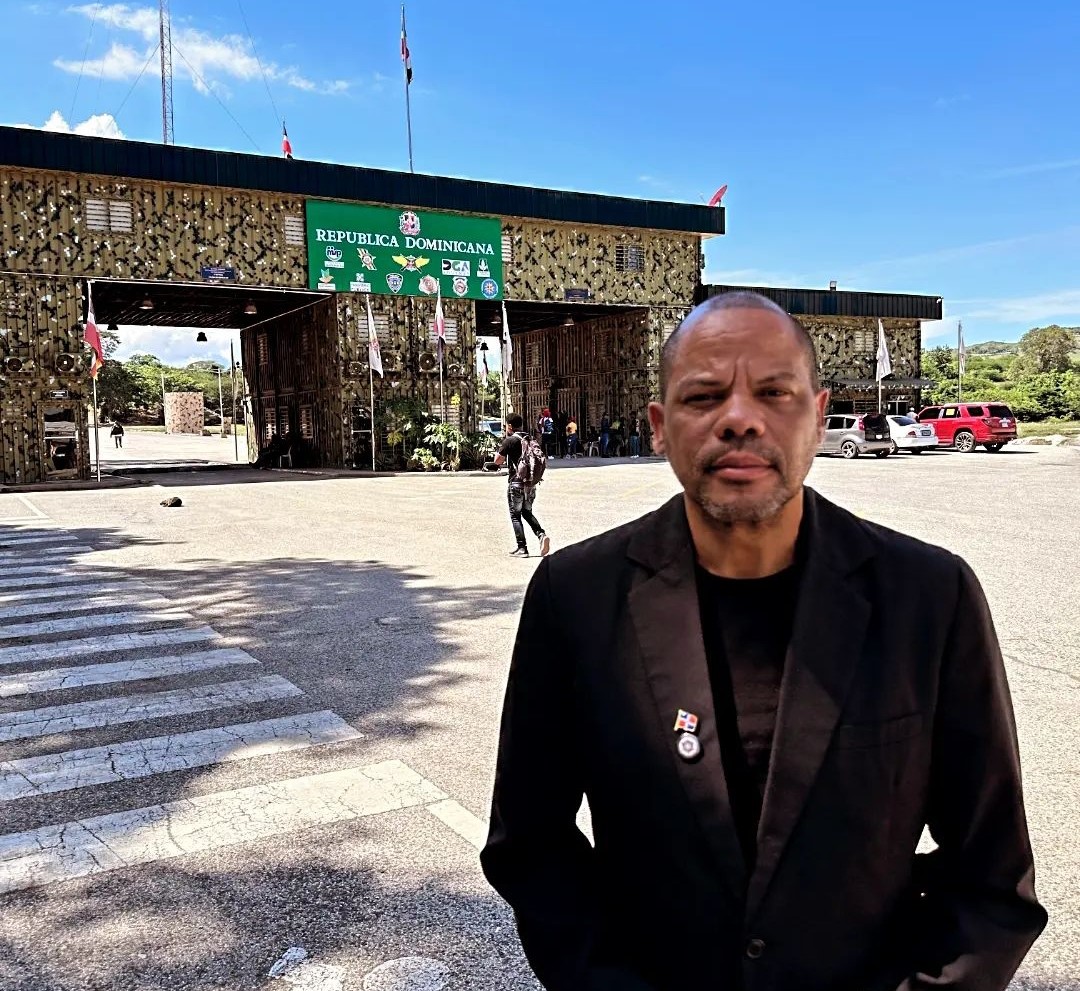Raúl Acosta llega a Bogotá con tremenda fiesta de merengue para celebrar los 30 años de Oro Sólido Este viernes se realizará en el Movistar Arena el esperado concierto ‘Sin Merengue No Hay Fiesta’, en el que participará el legendario Raúl Acosta y su agrupación Oro Sólido, creadores de clásicos como 'La Tanguita Roja'. En conversaciones con Q'HUBO el cantante reveló que próximamente saldrá una nueva colaboración con Farina.