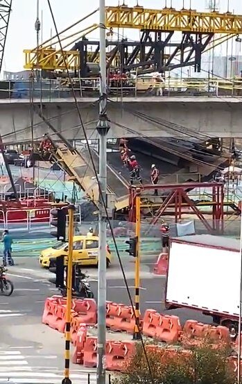 Se desprende estructura del puente de la calle 100 El puente, ubicado en la calle 100 con Av. Suba está en construcción.