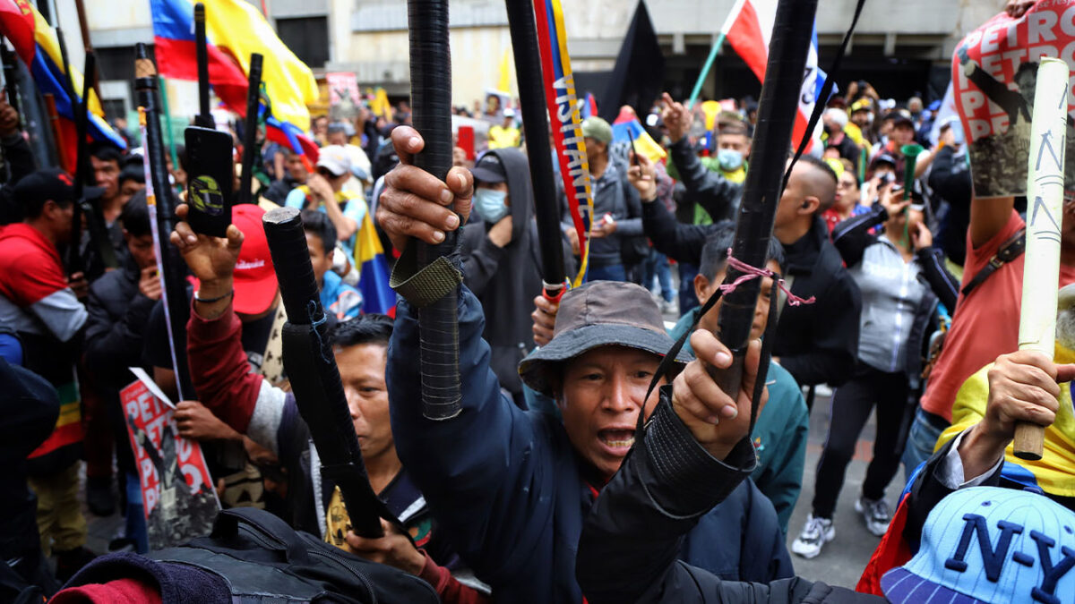 Se mantiene bloqueo en el Palacio de Justicia Pese al frío de Bogotá, el ambiente a las afueras del edificio Alfonso Reyes Echandía sigue con el fervor de las manifestaciones ciudadanas. Decenas de personas siguen protestando luego de la decisión de la Corte Suprema de Justicia de no escoger a la próxima fiscal general de la nación este jueves.