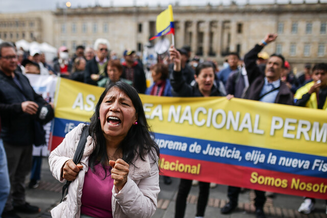 Se mantiene bloqueo en el Palacio de Justicia Pese al frío de Bogotá, el ambiente a las afueras del edificio Alfonso Reyes Echandía sigue con el fervor de las manifestaciones ciudadanas. Decenas de personas siguen protestando luego de la decisión de la Corte Suprema de Justicia de no escoger a la próxima fiscal general de la nación este jueves.