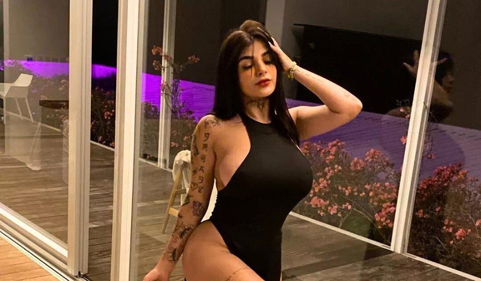 Se tatuó la cara de su modelo favorita de OnlyFans y ella lo “premió” con una noche íntima Karely Ruiz es una de las modelos de OnlyFans más polémicas y conocidas. Esta vez sorprendió con el premio que le dio a uno de sus seguidores, el cual se habría tatuado el rostro.