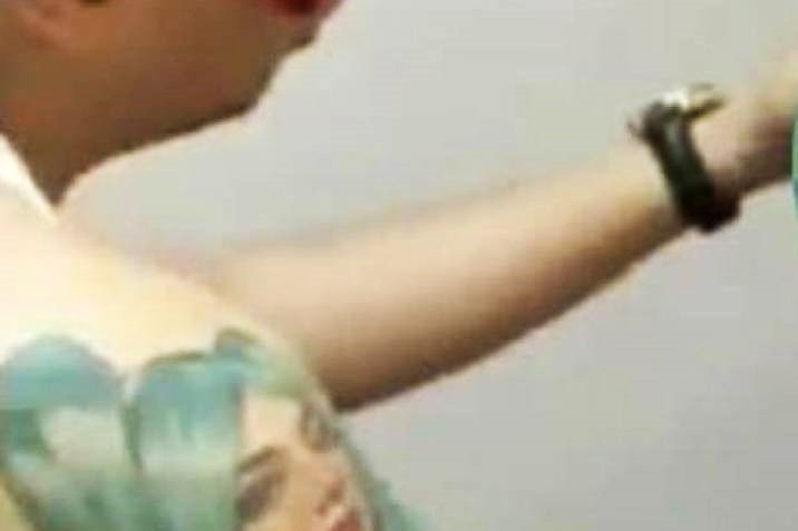 Se tatuó la cara de su modelo favorita de OnlyFans y ella lo “premió” con una noche íntima 2 Se tatuó la cara de su modelo favorita de OnlyFans y ella lo “premió” con una noche íntima Karely Ruiz es una de las modelos de OnlyFans más polémicas y conocidas. Esta vez sorprendió con el premio que le dio a uno de sus seguidores, el cual se habría tatuado el rostro.