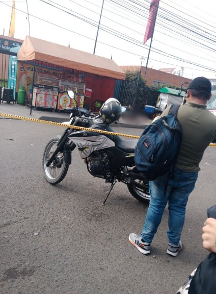 Sicariato en Soacha dejó un hombre muerto y un herido Este miércoles los habitantes del barrio Rincón de Santa Fe en Soacha vivieron momento de pánico al presenciar una balacera que le arrebató la vida a un hombre y dejó a otro más herido. El crimen estaría relacionado con un posible caso de extorsión.