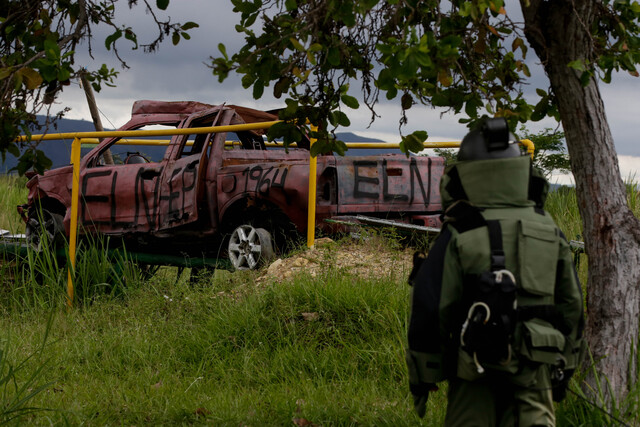 Soldados colombianos murieron en Ucrania: familias recibieron los cuerpos equivocados 1 Soldados colombianos murieron en Ucrania: familias recibieron los cuerpos equivocados Dos familias enfrentan todo un drama, pues recibieron los cuerpos equivocados de dos soldados colombianos que estaban combatiendo en Ucrania. Esto fue lo que pasó.