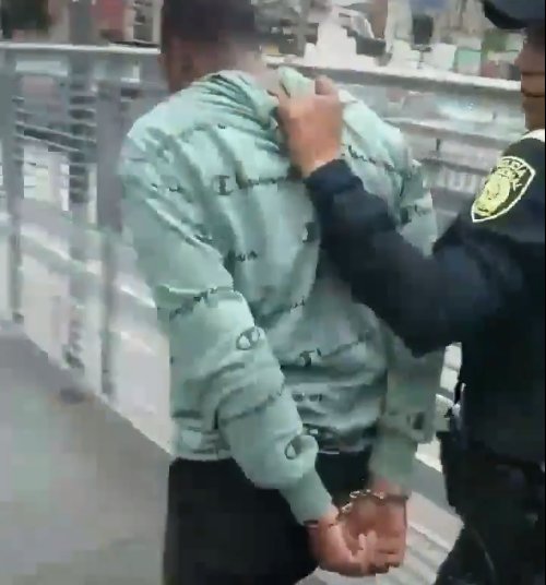 Sujeto fue capturado por acosar sexualmente a una joven en TransMilenio Una joven que habría sido acosada sexualmente por un hombre en TransMilenio, alzó su voz y ayudó a capturar al sujeto. El Sistema de Transporte también se pronunció.