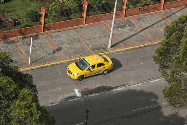 Taxista habría robado, golpeado y lanzado del carro a una joven en San Cristóbal 1 Taxista habría robado, golpeado y lanzado del carro a una joven en San Cristóbal Según lo denunciado por la familia de la joven, el taxista la habría golpeado y robado porque desconfió de ella.