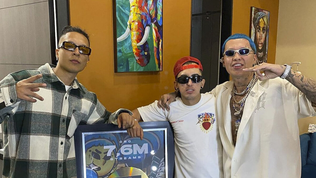 The Prodigiez: artífices de los éxitos de Blessd El dúo paisa, The Prodigiez (compuesto por J Cortés y YoungCrunky), continúa escribiendo su historia de éxito al lado de la nueva estrella colombiana, Blessd. Con más de 10 años de trayectoria, han sido los artífices detrás de varios éxitos del reguetón, consolidándose como una influencia clave en la escena musical.