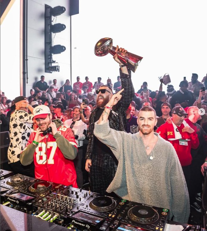 The Chainsmokers: la sensación de Nueva York llega a Bogotá La capital colombiana se prepara para la inminente llegada del Suena Vol. 2, un evento musical que promete revolucionar la escena de la música electrónica y urbana en el país. Contará con artistas como The Chainsmokers y Jonas Blue.