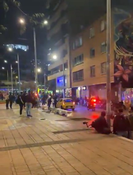 Tiroteo en el Parque de los Hippies dejó dos personas heridas 1 Tiroteo en el Parque de los Hippies dejó dos personas heridas Sujetos causaron pánico la noche de este jueves en el Parque de los Hippies tras desatar una balacera. El hecho sorprende, pues en el mismo lugar se encuentra el CAI de Chapinero.