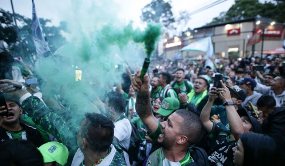 Tras derrota, hinchas de Nacional incendian sillas del estadio 5 Tras derrota, hinchas de Nacional incendian sillas del estadio Tras finalizar el clásico Millonarios Vs. Nacional, que se llevó a cabo en el estadio Atanacio Girardot, algunos hinchas del 'Verde' le prendieron fuego a la tribuna.