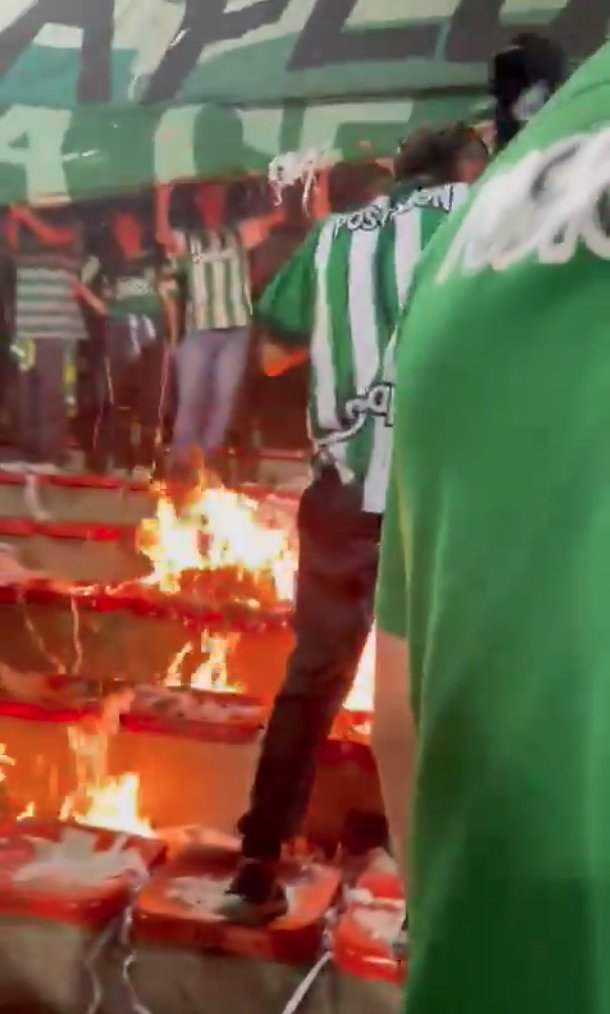 Tras derrota, hinchas de Nacional incendian sillas del estadio 1 Tras derrota, hinchas de Nacional incendian sillas del estadio Tras finalizar el clásico Millonarios Vs. Nacional, que se llevó a cabo en el estadio Atanacio Girardot, algunos hinchas del 'Verde' le prendieron fuego a la tribuna.