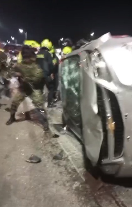 Tras el violento robo de un carro, ladrones se estrellaron y fueron capturados en Usme 1 Tras el violento robo de un carro, ladrones se estrellaron y fueron capturados en Usme De acuerdo con las autoridades, los ladrones del carro fueron tres menores de edad y un adulto.
