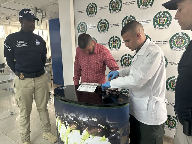 Trasladan a Bogotá a temido narcotraficante: era buscado en Europa 1 Trasladan a Bogotá a temido narcotraficante: era buscado en Europa Bajo un fuerte operativo de seguridad, fue trasladado a Bogotá el ciudadano iraní-alemán Pouya Mohmini, para su posterior deportación a Alemania. Este operativo se da luego de su captura, realizada en días pasados en Cali, tras una notificación roja de Interpol.