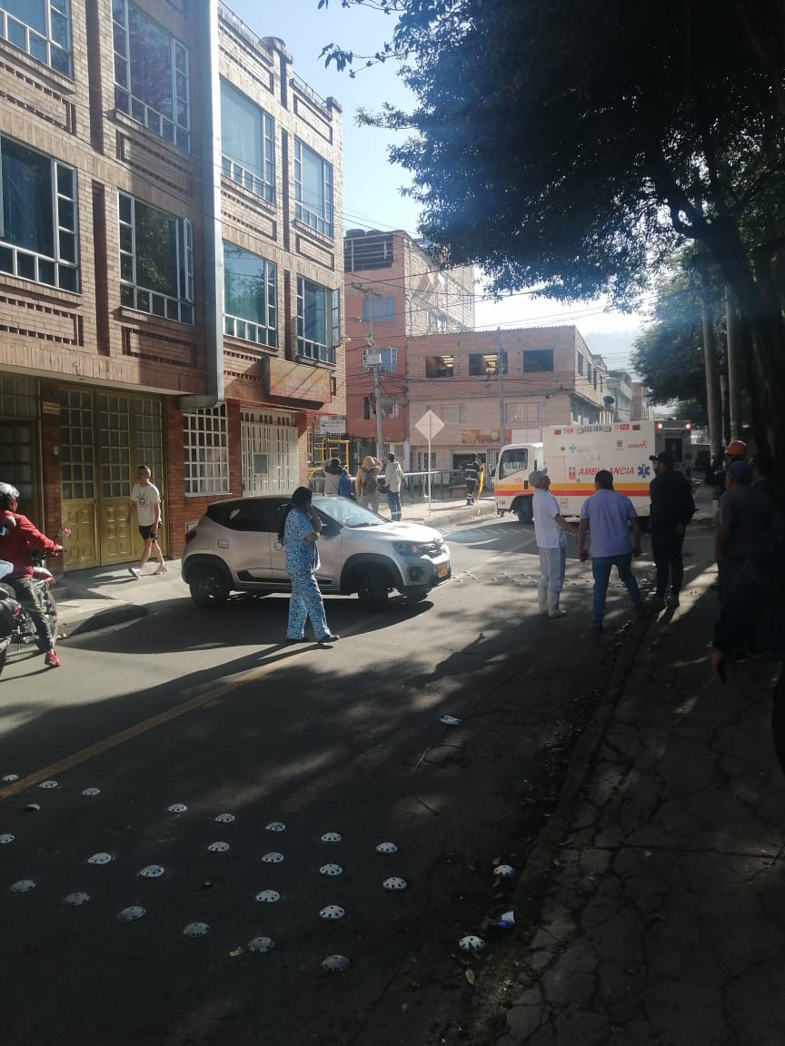 ÚLTIMA HORA: Operario de empresa de telecomunicaciones se electrocutó en Usaquén 1 ÚLTIMA HORA: Operario de empresa de telecomunicaciones se electrocutó en Usaquén Un trabajador de una empresa de telecomunicaciones se electrocutó en el barrio Babilonia, de Usaquén.