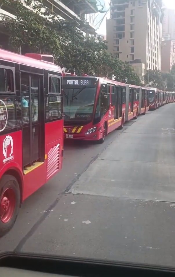 ÚLTIMA HORA: TransMilenio suspende operación en la troncal Caracas Las estaciones de TransMilenio de la Calle 26, Calle 34, Calle 39 y Calle 45 no están funcionando en estos momentos.