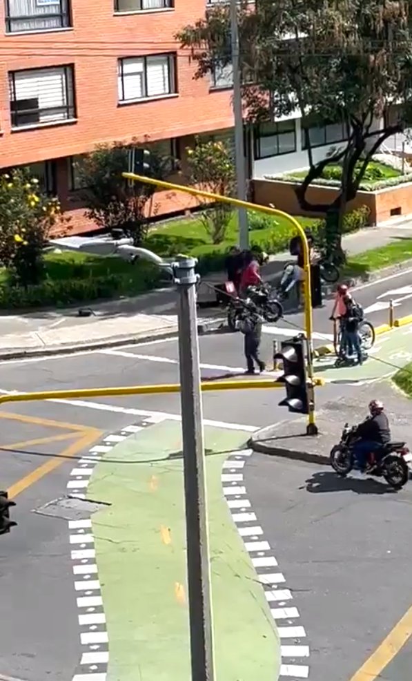 EN VIDEO: Ladrón recibe fuerte golpiza al intentar hurtar una bicicleta en Usaquén 1 EN VIDEO: Ladrón recibe fuerte golpiza al intentar hurtar una bicicleta en Usaquén #ASÍ PASÓ Según los residentes, los robos son frecuentes en la localidad de Usaquén. Sin embargo, esta vez, gracias a la intervención de la comunidad, se evitó que un ladrón hurtara una costosa bicicleta.
