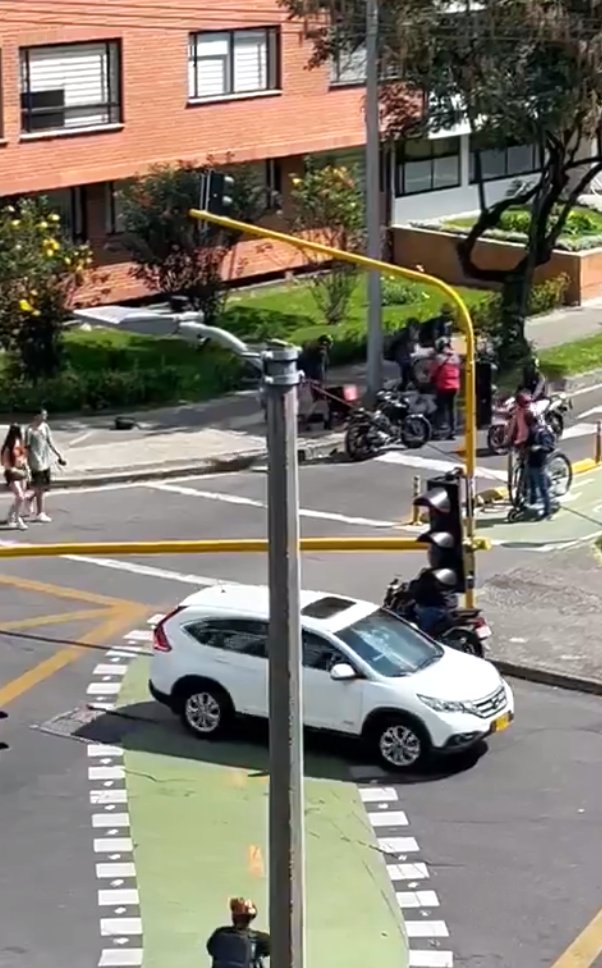 EN VIDEO: Ladrón recibe fuerte golpiza al intentar hurtar una bicicleta en Usaquén 2 EN VIDEO: Ladrón recibe fuerte golpiza al intentar hurtar una bicicleta en Usaquén #ASÍ PASÓ Según los residentes, los robos son frecuentes en la localidad de Usaquén. Sin embargo, esta vez, gracias a la intervención de la comunidad, se evitó que un ladrón hurtara una costosa bicicleta.