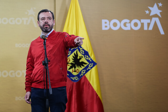 Alcalde de Bogotá anuncia recompensas para enfrentar la delincuencia 1 Alcalde de Bogotá anuncia recompensas para enfrentar la delincuencia Luego de una semana compleja en materia de seguridad ciudadana, el alcalde mayor de Bogotá, Carlos Fernando Galán, anunció la adopción de un paquete de medidas tendientes a enfrentar a la delincuencia, incluyendo entre ellas el pago de recompensas.