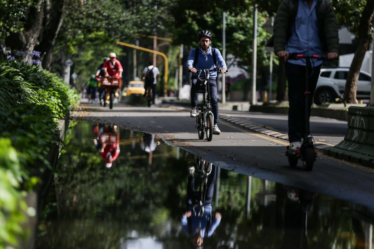 Así avanza el Día sin carro y sin moto en Bogotá Desde las 5:00 de la mañana de este jueves entró en operación el primer Día sin carro y sin moto de este año en Bogotá, una medida de corte ambiental que saca de circulación a 1.850.000 vehículos y 430 mil motocicletas.