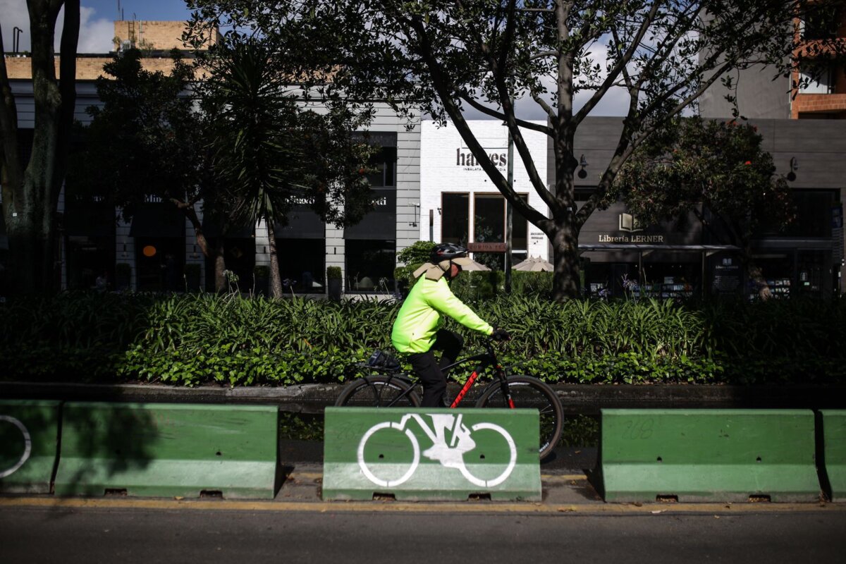 Así avanza el Día sin carro y sin moto en Bogotá Desde las 5:00 de la mañana de este jueves entró en operación el primer Día sin carro y sin moto de este año en Bogotá, una medida de corte ambiental que saca de circulación a 1.850.000 vehículos y 430 mil motocicletas.