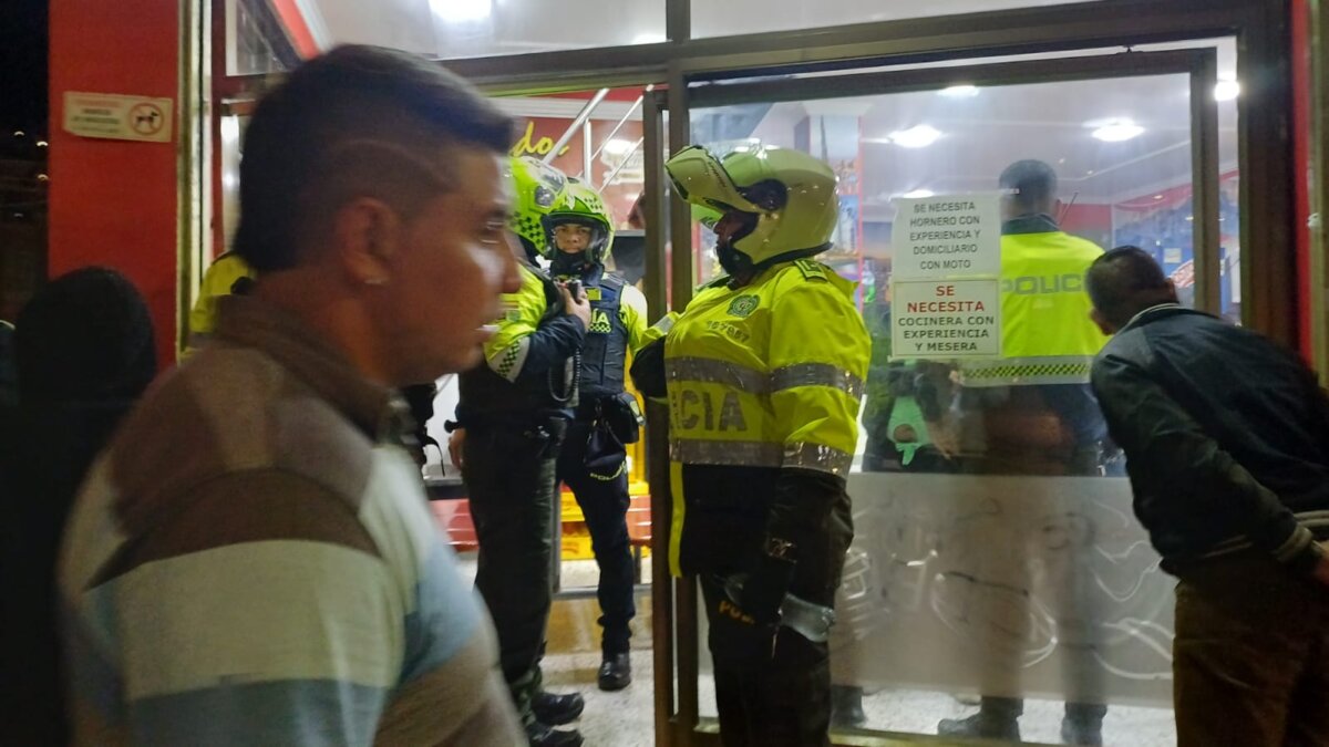 Sicarios asesinaron a un hombre en un asadero de pollos de Usaquén Un nuevo hecho violento se presentó la noche de este viernes en Bogotá, el cual dejó la muerte de un hombre que se encontraba al interior de un asadero de pollos del barrio Lijacá, en la localidad de Usaquén.