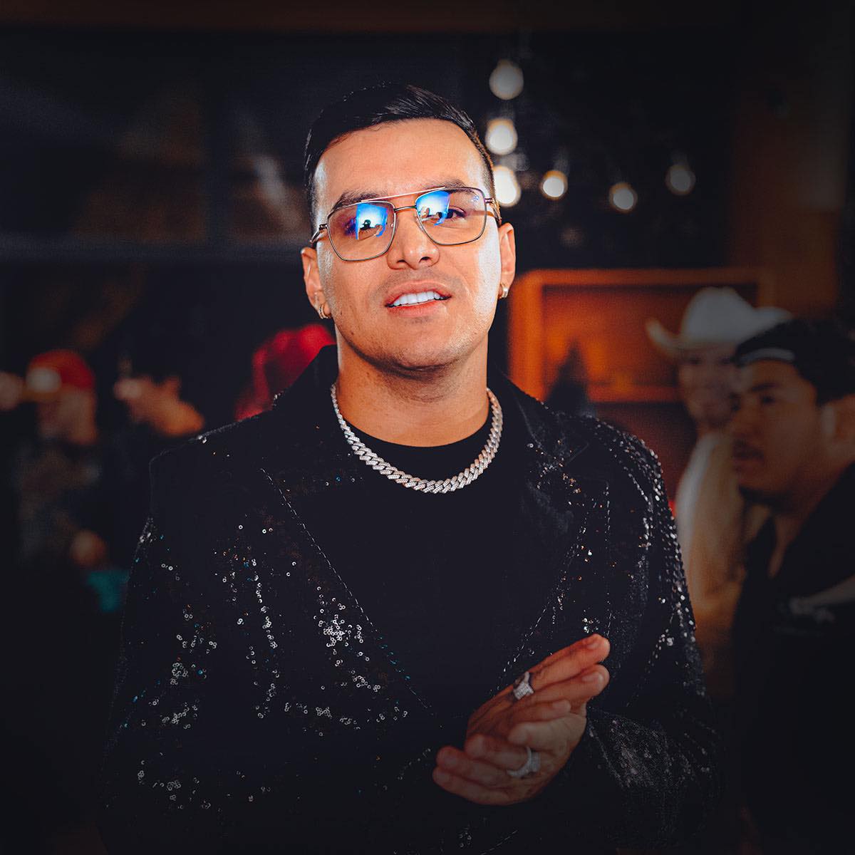 "Soy un cantante, aguardientero, caballista y de familia": Yeison Jiménez A los 17 años de edad, Yeison Jiménez se acercó a la música, y dos años más tarde grabó sus primeras canciones. El camino ha sido largo y nada fácil, pero hoy a sus 32 años de edad, se ha convertido en uno de los principales referentes de la música popular colombiana, y va por más.