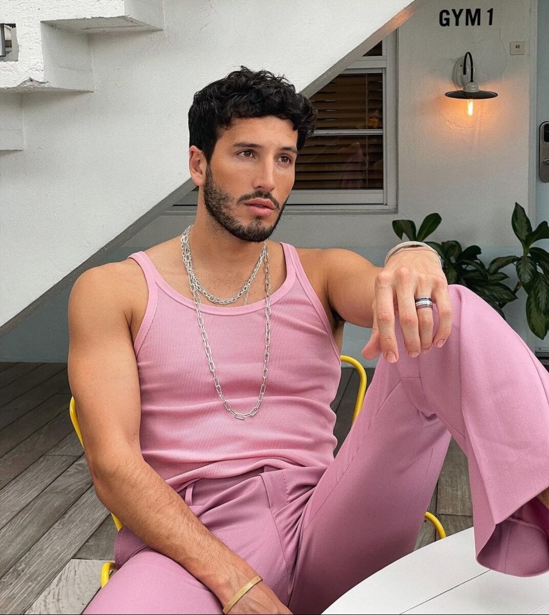 Top 10 de hombres colombianos más guapos según IA 3 Top 10 de hombres colombianos más guapos según IA La inteligencia artificial ChatGPT reveló cuáles son los hombres colombianos más bellos de esta época.