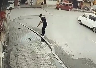 EN VIDEO: Bus arrolló a mujer que se encontraba barriendo A través de redes sociales se difundió un video que muestra el momento en que un bus del Sitp arrolla a una mujer que estaba barriendo.