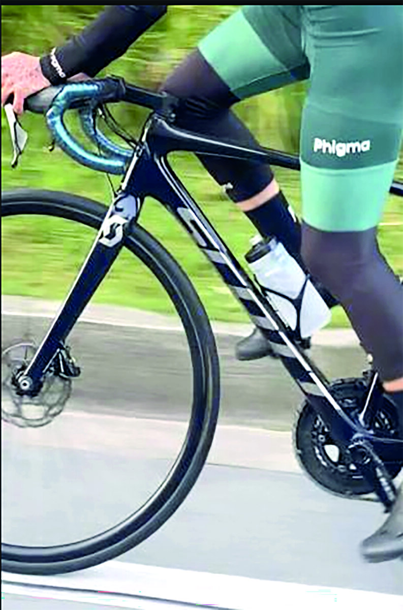 Violento atraco a ciclista en los cerros orientales David Santiago Cortés Peña, un ciclista profesional de 23 años, fue la más reciente víctima de la delincuencia, que tiene azotados a los usuarios de bicicletas en Bogotá.