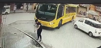 EN VIDEO: Bus arrolló a mujer que se encontraba barriendo A través de redes sociales se difundió un video que muestra el momento en que un bus del Sitp arrolla a una mujer que estaba barriendo.