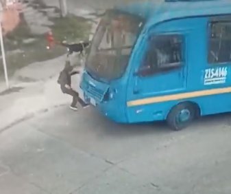 Bus del Sitp arrolló a adulta mayor El fuerte accidente quedó registrado en un video.