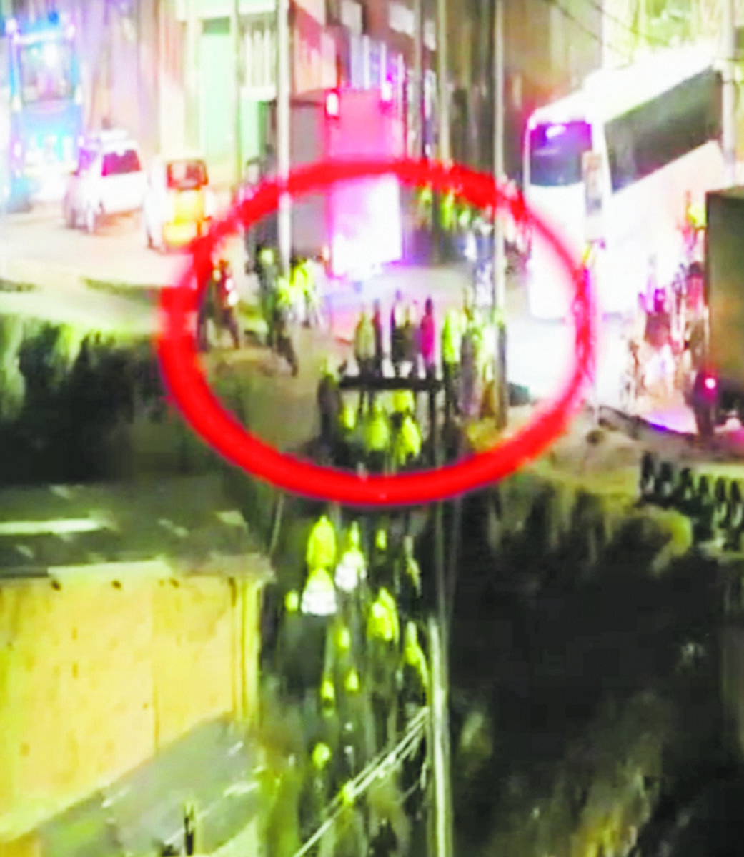 Así capturaron a alias 'Zarapa', señalado asesino de Ciudad Bolívar La Policía Nacional capturó a un temido delincuente en Ciudad Bolívar, se trata de alias ‘Zarapa’, un peligroso criminal señalado de extorsión, homicidio y apropiación de viviendas en el sector de Villas del Diamante.