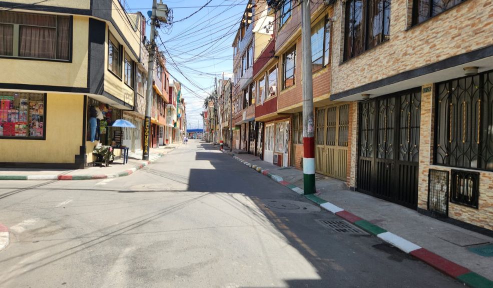 Asesinan a hombre en medio de atraco en Engativá El hombre de 58 años fue reconocido como Ramón Martínez Mancilla, quien fue interceptado en la calle 63H con carrera 119D por una motocicleta, en la que iban dos sujetos, y junto a ellos se encontraban otros dos ladrones en bicicletas.